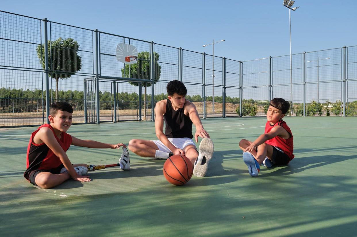 <a href="https://www.shutterstock.com/es/image-photo/basketball-coach-doing-leg-stretching-exercises-2066294735" rel="nofollow noopener" target="_blank" data-ylk="slk:Ladanifer/Shutterstock;elm:context_link;itc:0;sec:content-canvas" class="link ">Ladanifer/Shutterstock</a>