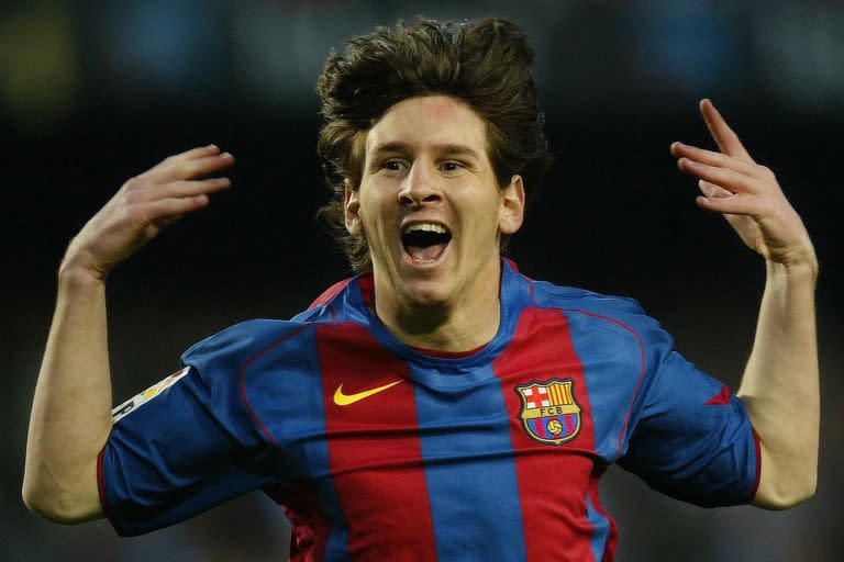 Leo Messi, del FC Barcelona, ​​de Argentina, celebra tras anotar contra el Albacete durante su partido de fútbol de la Liga española en Barcelona, ​​España, el domingo 1 de mayo de 2005. Barcelona ganó 2-0.