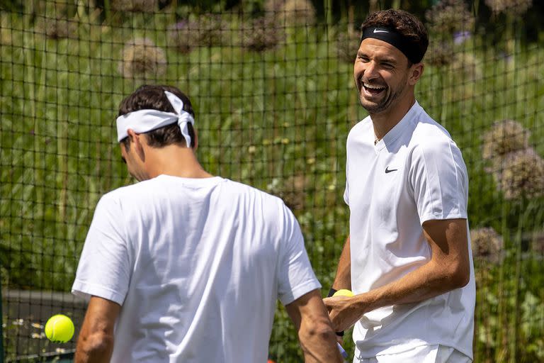 Roger Federer y las risas durante una práctica con Dimitrov