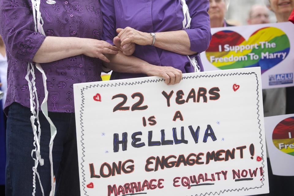 Delma and Peg Welch, who have been together for more than two decades, join gay rights supporters at a rally on the Pennsylvania State Capital steps after a ruling struck down a ban on same-sex marriage in Harrisburg, Pennsylvania, May 20, 2014. (REUTERS/Mark Makela)