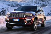 <p>Jeep affirme que le nouveau Grand Cherokee 2023 est doté de plus de 110 équipements de sécurité de série, tels qu'une caméra panoramique à 360°, un système d'assistance en cas de collision avec une jonction qui alerte le conducteur de la présence éventuelle d'un véhicule venant en sens inverse, un système de détection de la somnolence du conducteur qui surveille les mouvements du volant et le positionnement dans la voie, un système de reconnaissance des panneaux de signalisation et un système de freinage d'urgence automatique qui détecte les piétons.</p><p>Le Grand Cherokee 2022 a obtenu une note de sécurité NCAP de cinq étoiles, avec un score de <strong>84 % pour l'</strong>occupation des adultes et de <strong>89 % </strong>pour la sécurité des enfants.</p>