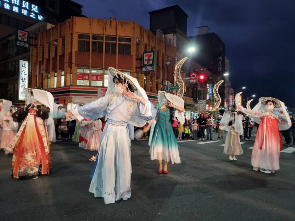 冬戀蘭陽溫泉季踩街嘉年華，近五十團在地產業、社區、學校及團體創意裝扮。（宜蘭縣政府提供）