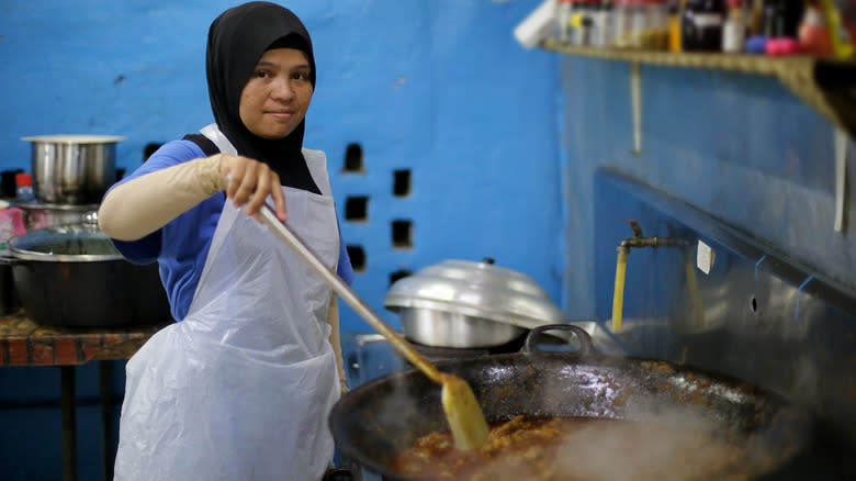 garnished beef rendang