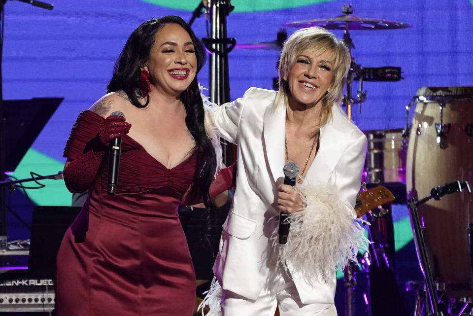 Carla Morrison, izquierda, y Ana Torroja tras cantar "Como tu mujer" en la gala en honor a Marco Antonio Solís, Persona del Año 2022 de la Academia Latina de la Grabación, en la Arena Mandalay Bay Michelob Ultra el 16 de noviembre de 2022 en Las Vegas. (Foto AP Photo/Chris Pizzello)