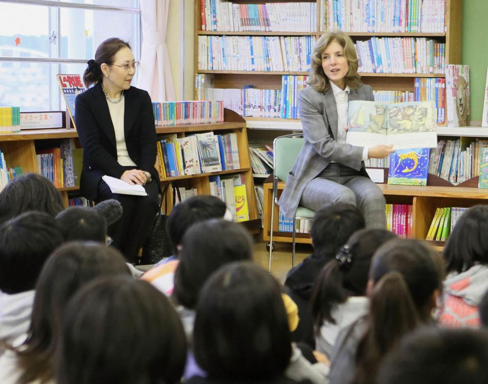 Kennedy reads a picture story book to children at Mangokuura Elementary School in Ishinomaki