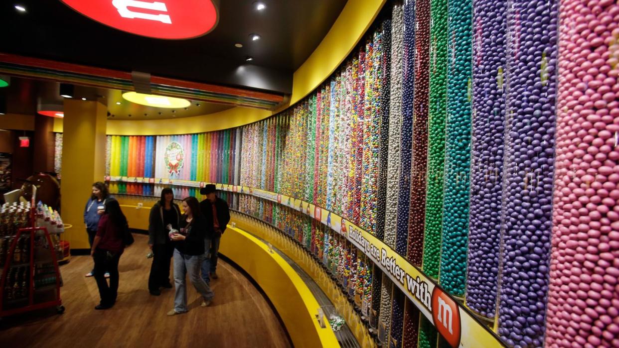 mm's world las vegas celebrates opening of world's largest candy wall with a 3 d chalk art reproduction