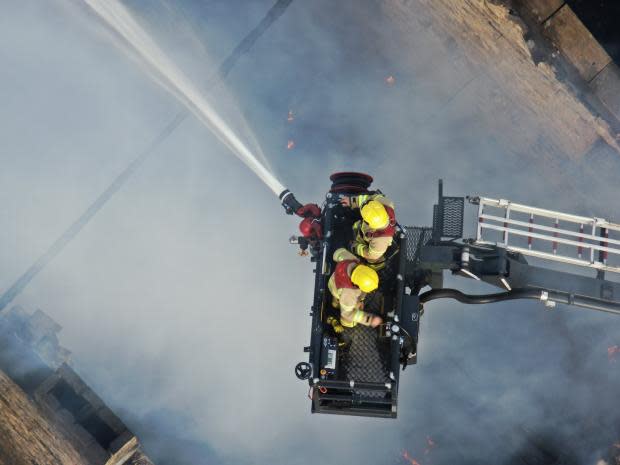 IN PICTURES: Fire destroys derelict warehouse in Accrington - Yahoo Sport