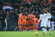 <p>À la pause, les Pays-Bas mènent donc 1-0, grâce au dixième but en sélection de Georginio Wijnaldum. Après l’Allemagne et l’Islande, les Français sont encore menés au score. Jusqu’à quand ? (crédit AFP) </p>