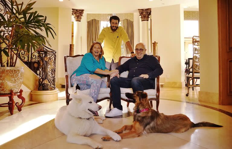 Enrique Torres, junto a su familia, en su casa de Los Ángeles                          