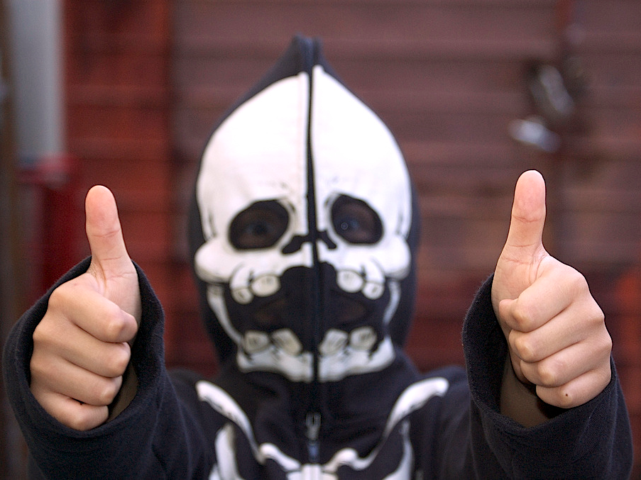 skull thumbs up