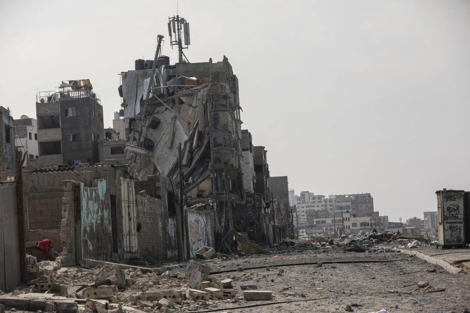 以色列對加薩城的持續空襲造成建築物損壞。（美聯社）