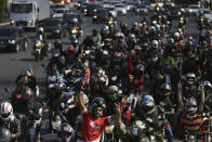 Repartidores protestan para exigir mejores condiciones de trabajo a empresas de reparto de comida en medio de la pandemia del nuevo coronavirus en Brasilia, Brasil, el miércoles 1 de julio de 2020. (AP Foto/Eraldo Peres)