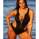 <p>Mais, Ashley Graham est loin d’être la seule à poser fièrement pour Sports Illustrated avec un physique, qui sort des standards trop longtemps érigés. Crédit image : @theashleygraham </p>