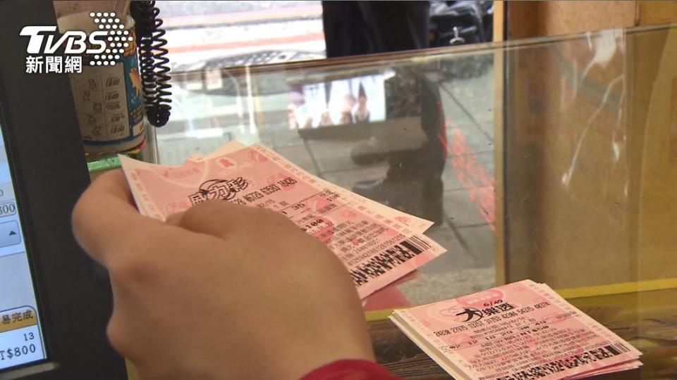 元宵節將至，許多民眾在購買彩券時會以「元宵牌」當成選號參考。（示意圖／TVBS資料照）