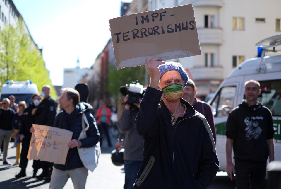 Da gab es noch keinen Impfstoff, wohl aber Stoff für Verschwörungskram: Ein Demonstrant im April 2020 (Bild: REUTERS/Christian Mang)