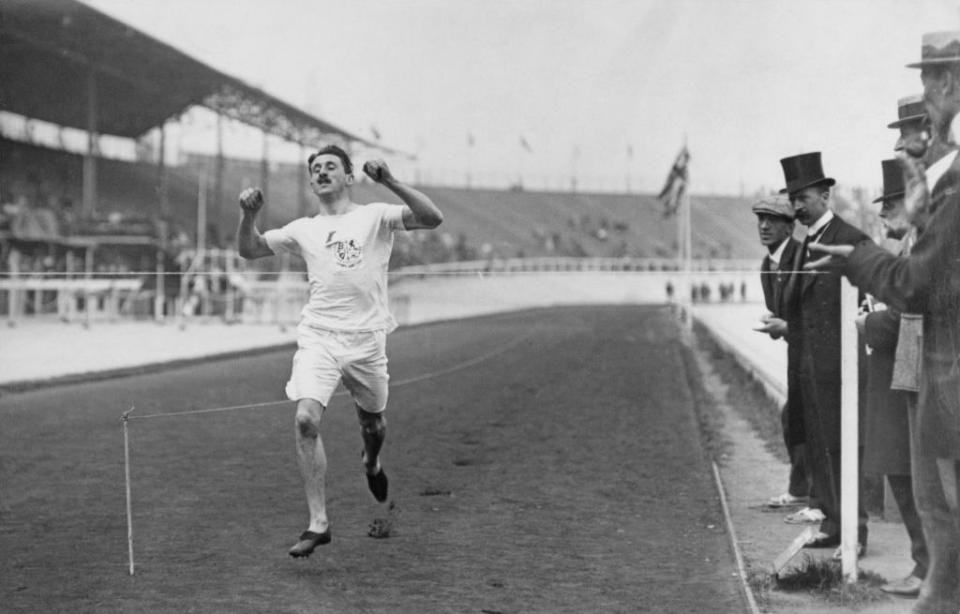 1908: Halswelle Wins 400m Gold