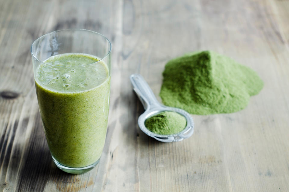 Meist wird Moringa in Form von Pulver verzehrt und anderen Speisen oder Getränken beigemischt. (Bild: Getty Images)