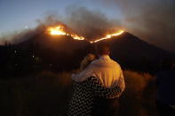 <p>Roger Bloxberg, right, and his wife Anne hug as they watch a wildfire on a hill top near their home Friday, Nov. 9, 2018, in West Hills, Calif.<br>(Photo from Marcio Jose Sanchez, AP) </p>