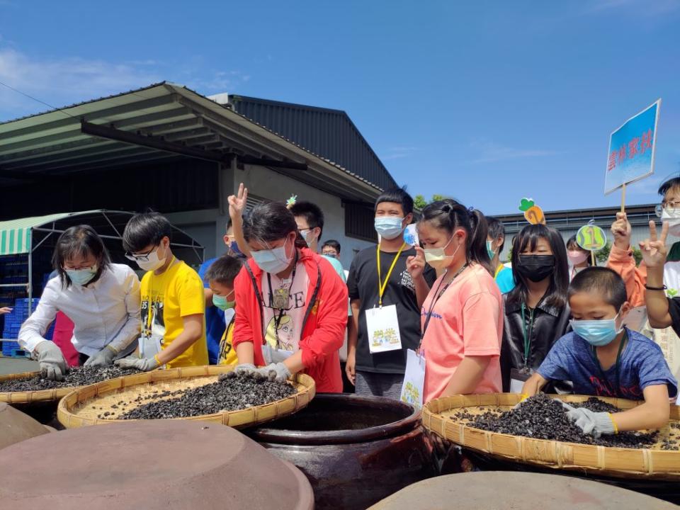 雲林家扶三十名學生，文化之旅體驗西螺醬油製作及甘醇好味道。（記者陳正芬攝）