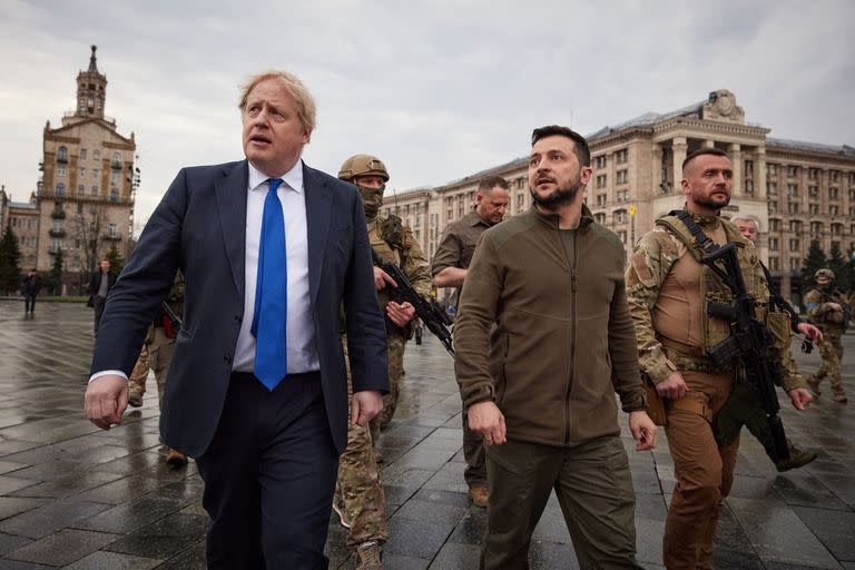 TOPSHOT - A handout photo released by the Ukrainian Presidential Press Service shows British Prime Minister Boris Johnson (L) and Ukrainian President Volodymyr Zelensky (C) walking in central Kyiv, on April 9, 2022. - British Prime Minister Boris Johnson paid an unannounced visit to Kyiv on April 9, 2022 in a "show of solidarity" with Ukraine a day after a missile strike killed dozens at a railway station in the country's east. (Photo by Stringer / UKRAINIAN PRESIDENTIAL PRESS SERVICE / AFP) / RESTRICTED TO EDITORIAL USE - MANDATORY CREDIT "AFP PHOTO / the Ukrainian Presidential Press Service" - NO MARKETING - NO ADVERTISING CAMPAIGNS - DISTRIBUTED AS A SERVICE TO CLIENT