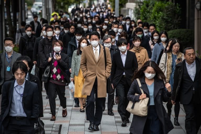 Japoneses caminando en una calle de Tokio