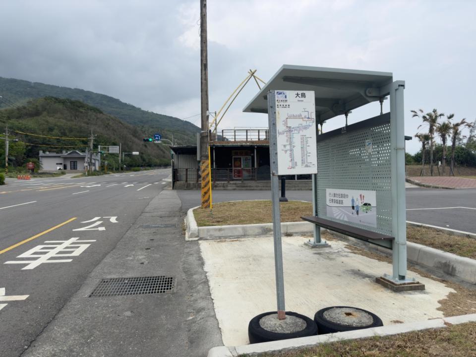 接近網美景點，少數公車站被刻意建設下美輪美奐。（記者包克明翻攝）