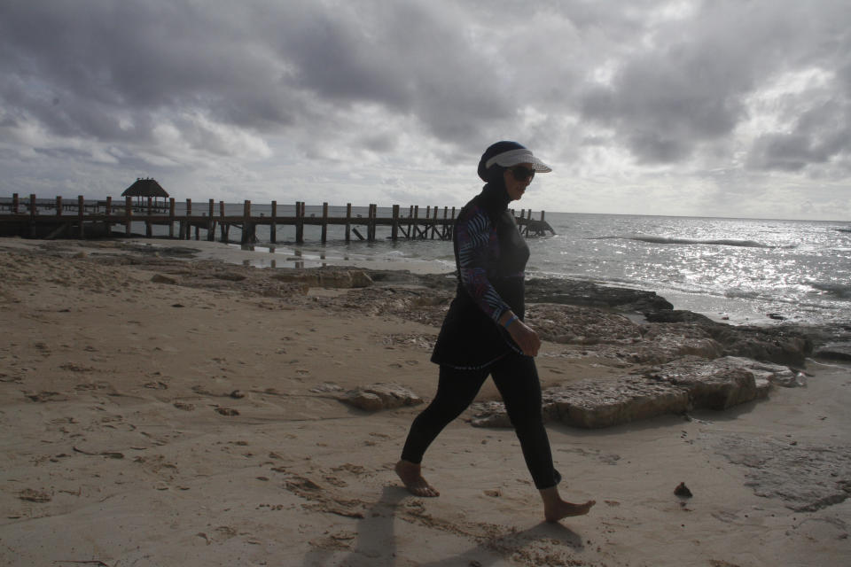 Zena Koudsi, de Charlotte, Carolina del Norte, camina cerca de Playa del Carmen, México, antes de la llegada del huracán Delta, el martes 6 de octubre de 2020. (Foto AP/Tomás Stargardter)