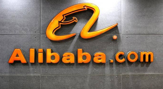 Acciones de Alibaba caen tras subida de ingresos y desafíos con chips IA