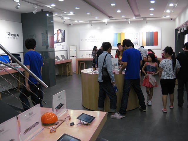 A fake Apple store in Kunming, China looking like the real deal. (Courtesy of BirdAbroad)