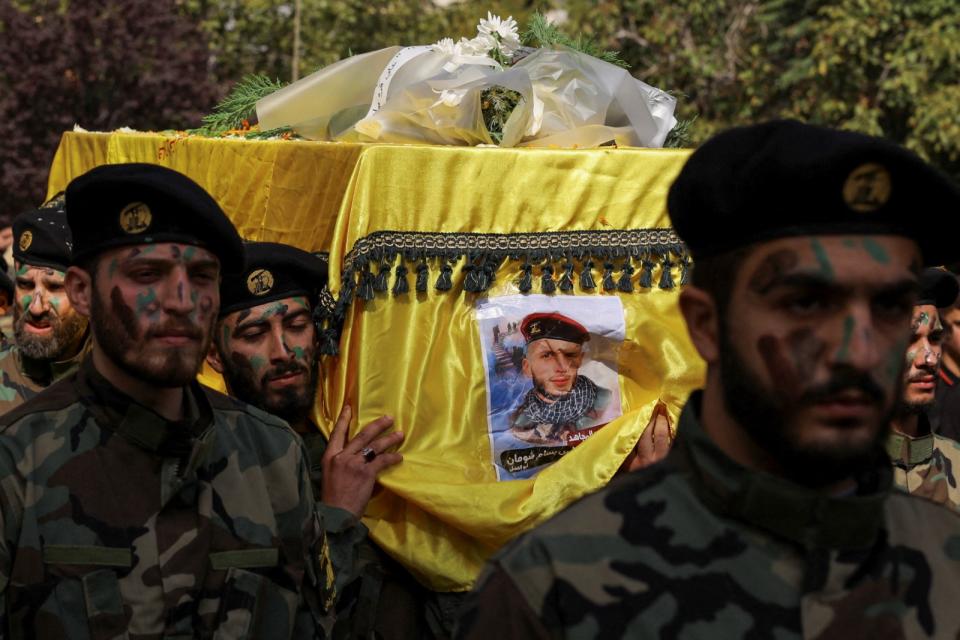 2023年10月23日，黎巴嫩北部巴勒貝克（Baalbek），真主黨成員修曼（Abbas Shuman）的葬禮。他死於黎巴嫩南部與以色列的衝突中。路透社
