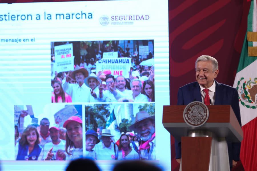 AMLO striptease marcha INE