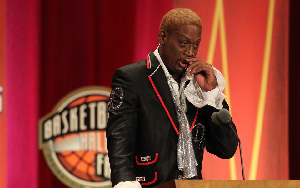 Kein klassischer Skandal-Auftritt von Dennis Rodman, aber trotzdem denkwürdig: Als er 2011 in die NBA-"Hall of Fame" aufgenommen wurde, erinnerte sich ein reumütiger Dennis Rodman unter Tränen an die vielen Verfehlungen in seinem Leben. Aber das Image vom "Bad Boy" wurde er damit nicht los. (Bild: Getty Images/Jim Rogash)