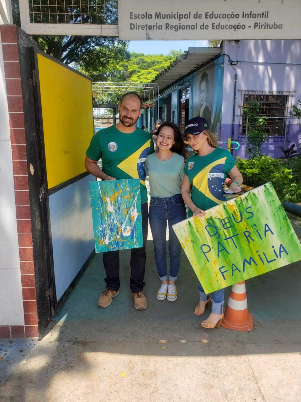 SAO PAULO, SP, 30-10-2022 - Eduardo e Heloisa Bolsonaro (PL-SP) recebem quadros de presente de apoiadora.  (Foto: Fernanda Brigatti/Folhapress)