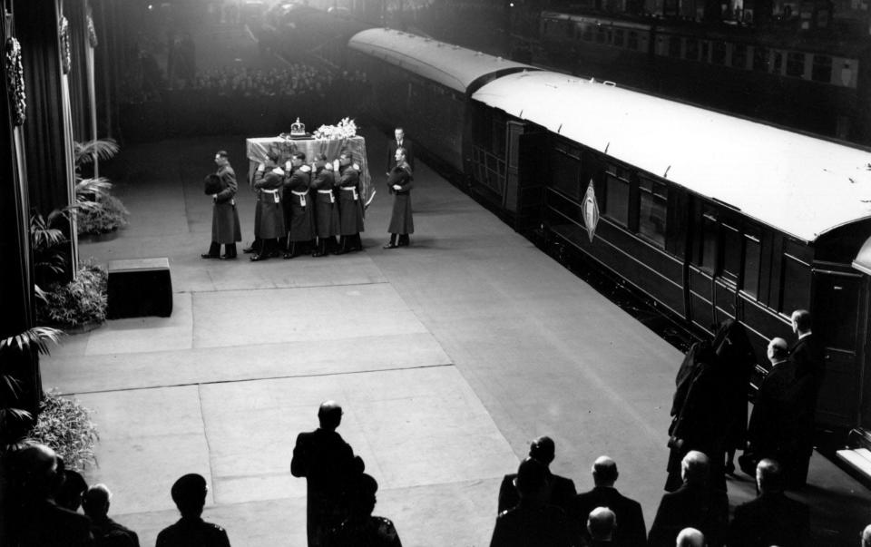 El féretro del rey Jorge VI llega a la estación King's Cross de Londres, procedente de Sandringham, el 11 de febrero de 1952 - Fox Photos