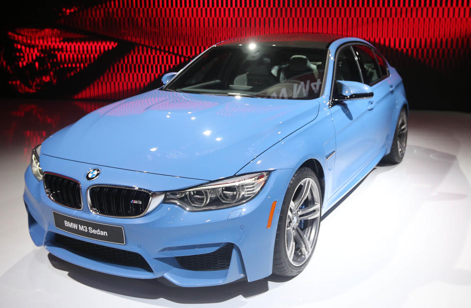 Gleich nach Weiß folgt in der Statistik des Kraftfahrt-Bundesamtes die Farbe Blau. Rund 8,7 Prozent aller Autokäufer entschieden sich 2014 dafür. Blautöne wie der beim BMW M3 sind aber gerade bei den Premiummarken eher selten. Dort dominieren gedeckte Töne, so "Focus Online".