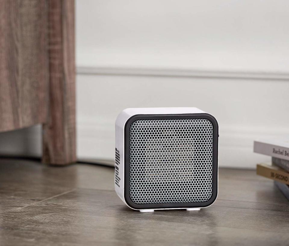 AmazonBasics 500-Watt Ceramic Small Space Personal Mini Heater. Image via Amazon.