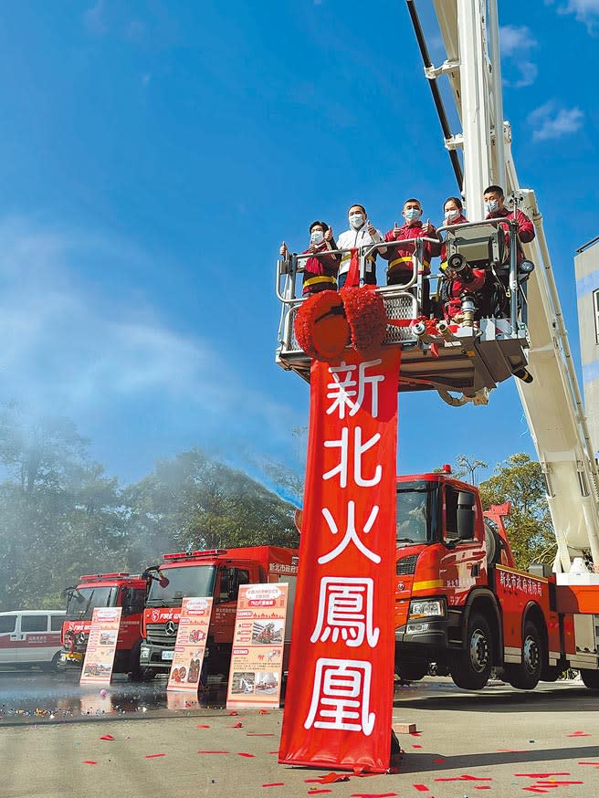 昨日是119消防節，新北市長侯友宜（左二）搭乘5000萬元新式雲梯車升空，期許新設備能讓救災事半功倍。（蔡雯如攝）