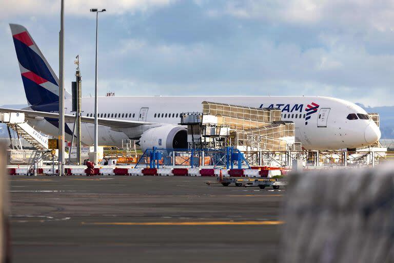 El avión Boeing 787 Dreamliner de LATAM Airlines que repentinamente perdió altitud en pleno vuelo un día antes, cayendo violentamente e hiriendo a decenas de viajeros aterrorizados, es visto en la pista del Aeropuerto Internacional de Auckland en Auckland el 12 de marzo de 2024.