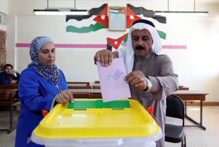 A Jordanian man casts his ballot at a polling station for parliamentary elections in Amman, Jordan September 20, 2016. REUTERS/Muhammad Hamed