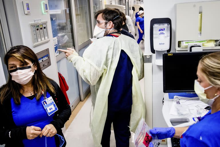 En el hospital Jackson Memorial de Miami, los médicos y enfermeras piden más camas de cuidados intensivos (Scott McIntyre/The New York Times)