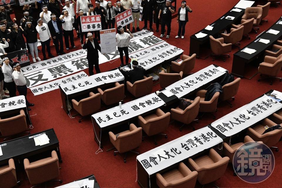 21日立院攻防戰，綠營掛出民主已死、國會人大化、台灣香港化等布條。