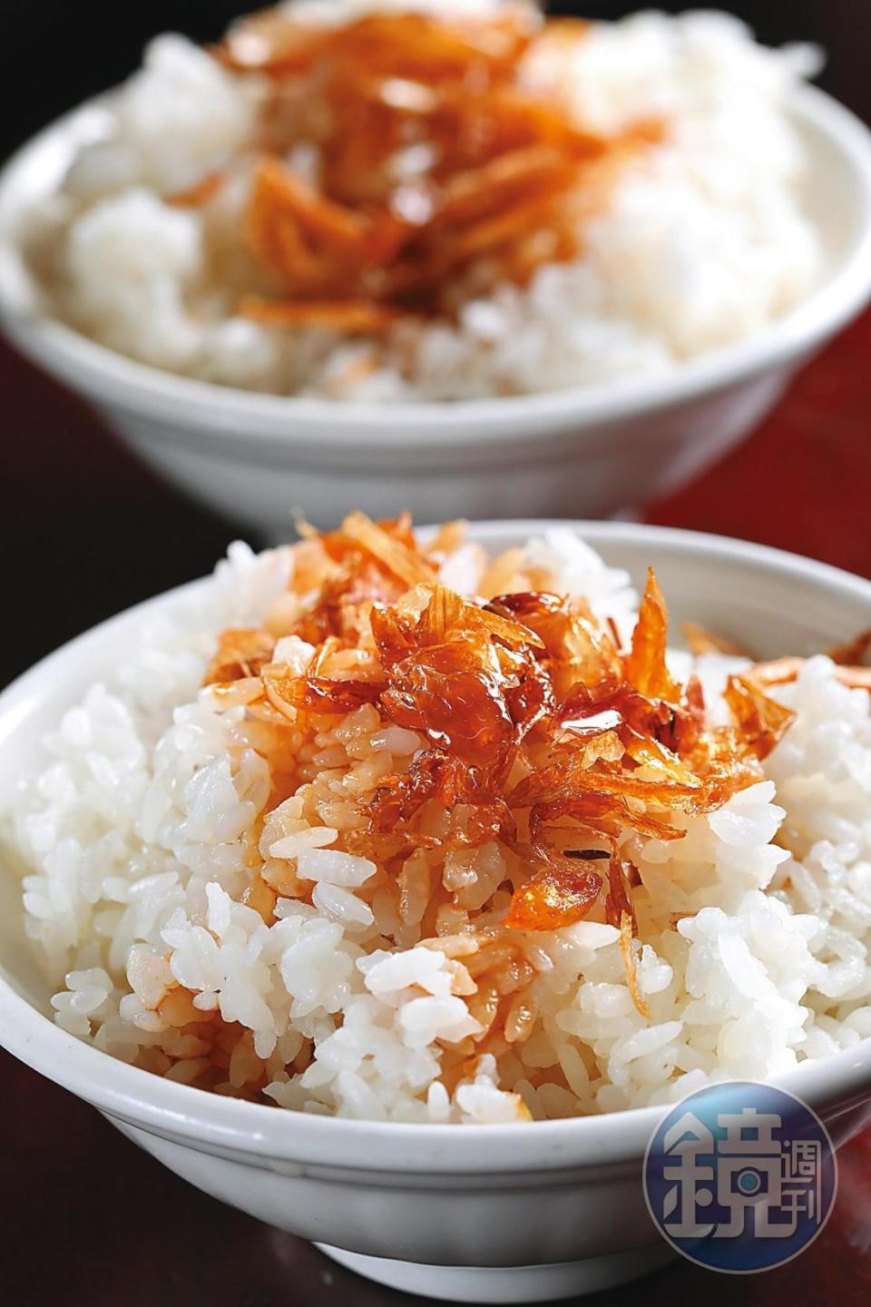 「雞油拌飯」以甕缸雞現滴雞油拌飯，更增飯香美味。（3,000元合菜菜）