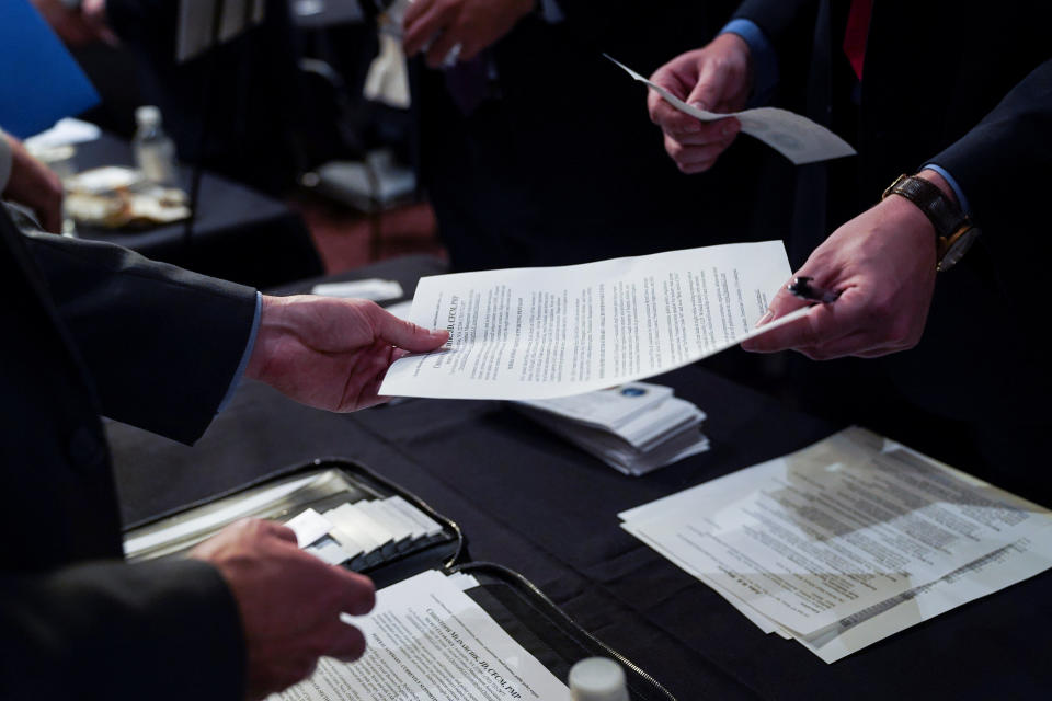 Un hombre entrega su currículum en una feria de empleo en Washington, Estados Unidos. REUTERS/Toya Sarno Jordan