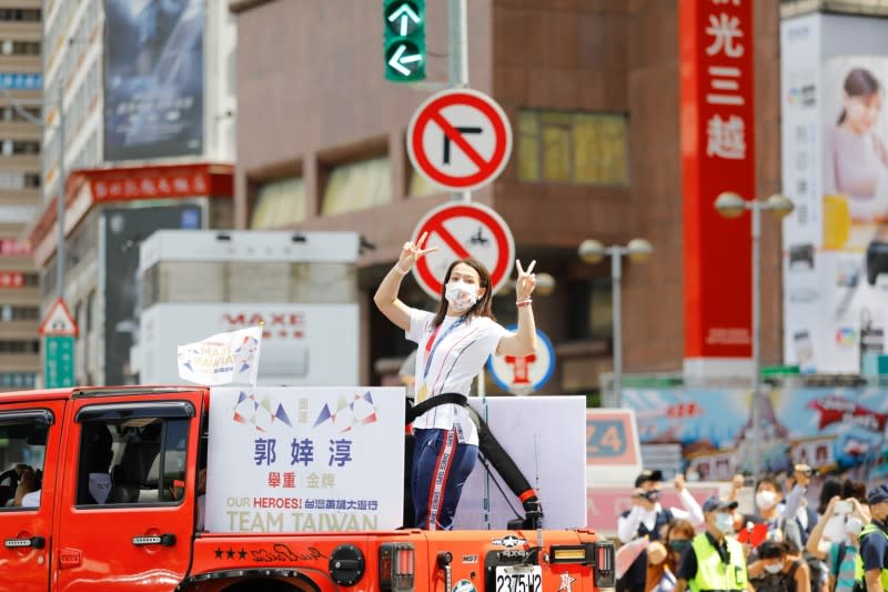 20211010-國手郭婞淳在遊行中搭乘吉普車登場。（文總提供）