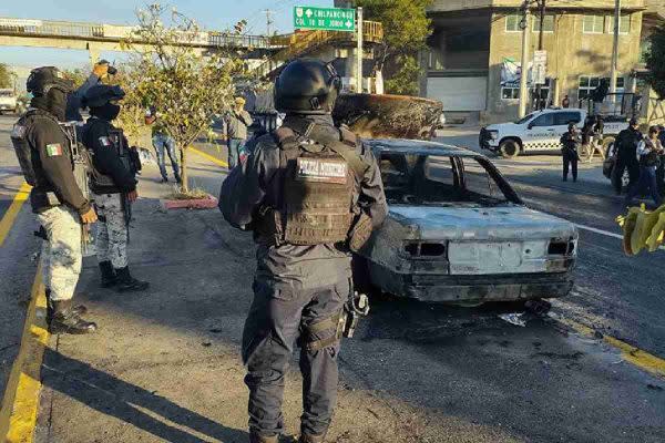 Elementos de seguridad vigilan la escena de un ataque a un transportista en Chilpancingo, Guerrero.