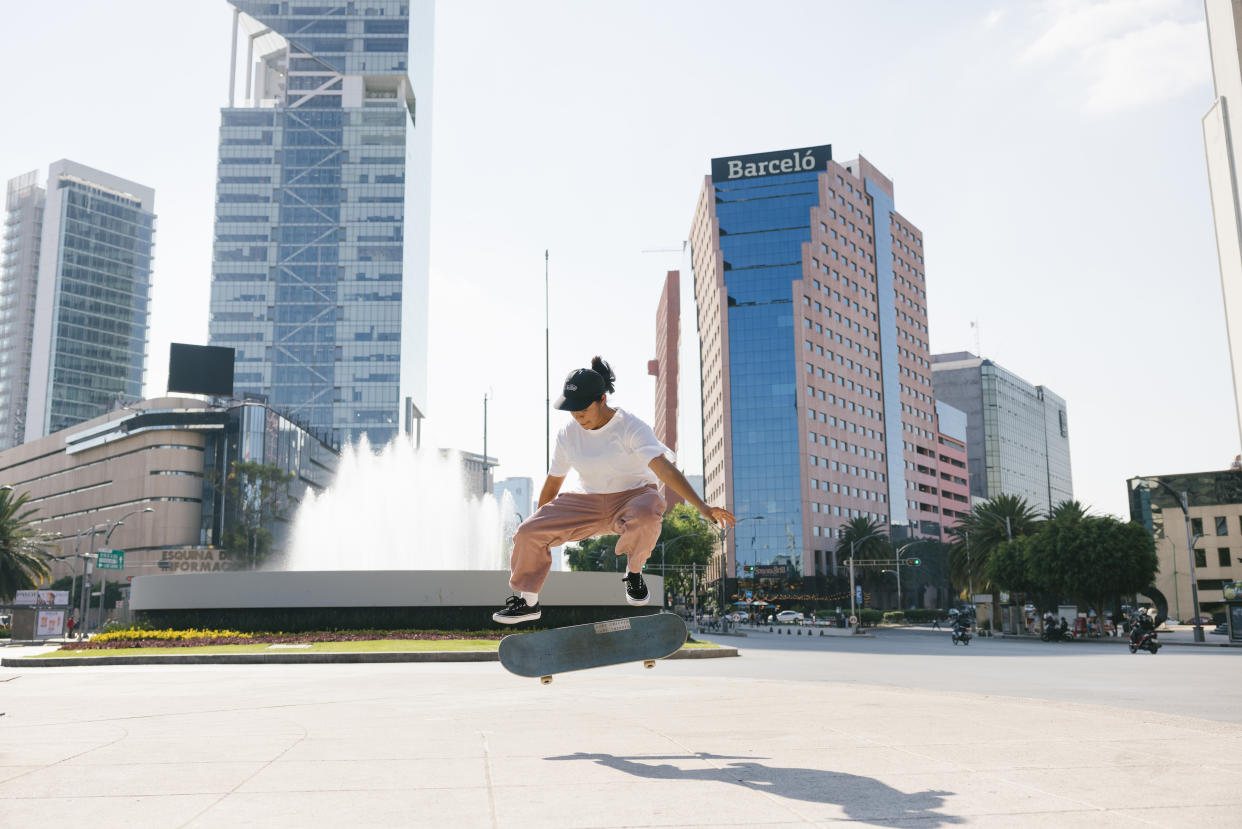 Un grupo de chicas patinan en el skate park del Parque Lira en Ciudad de México. (Alicia Vera/The New York Times)