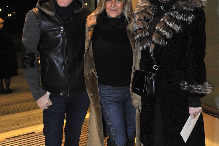 Mauro Szeta junto a su esposa, Clarissa Antonini, y la periodista de espectáculos Pilar Smith