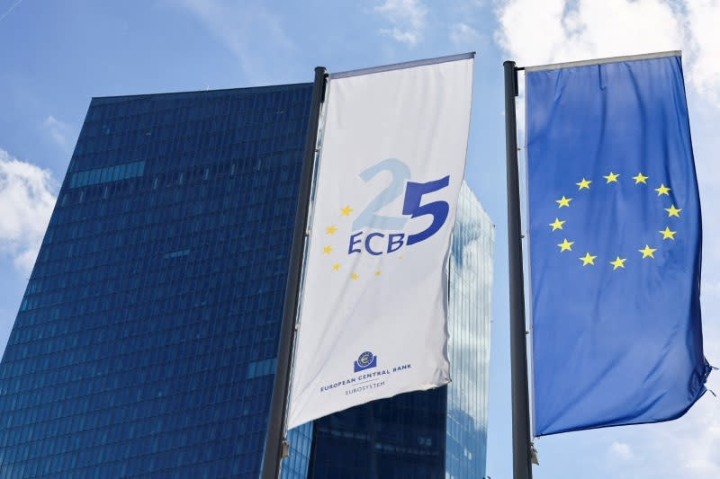 FOTO DE ARCHIVO. Una bandera del Banco Central Europeo (BCE) y de la Unión Europea frente al edificio del BCE en Fráncfort, Alemania