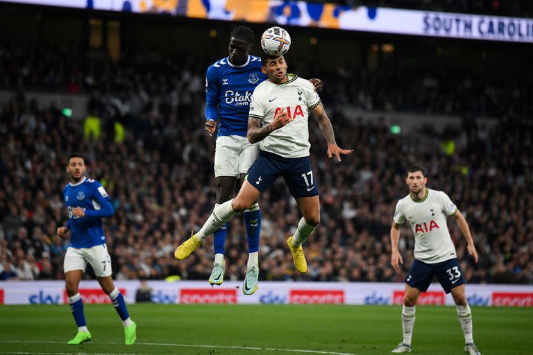 Cristian "Cuti" Romero lucha en las alturas con Amadou Onana, durante el encuentro entre Everton y Tottenham, por la Premier League