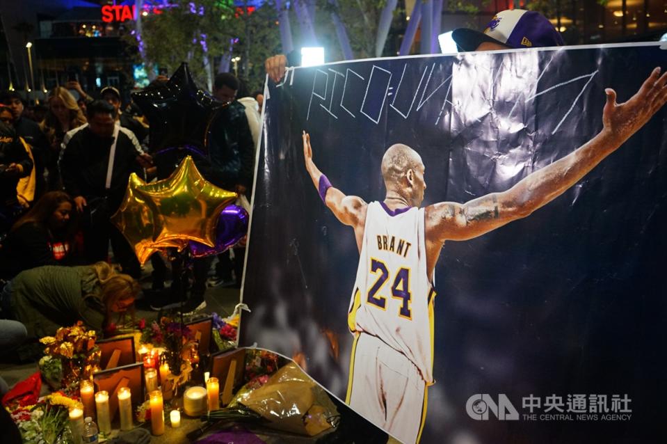 美國職籃NBA洛杉磯湖人傳奇球星布萊恩（Kobe Bryant）26日墜機過世，湖人主場史泰博中心（Staples Center）外廣場，不少球迷自發到場獻上燭光、花束悼念。（中央社）